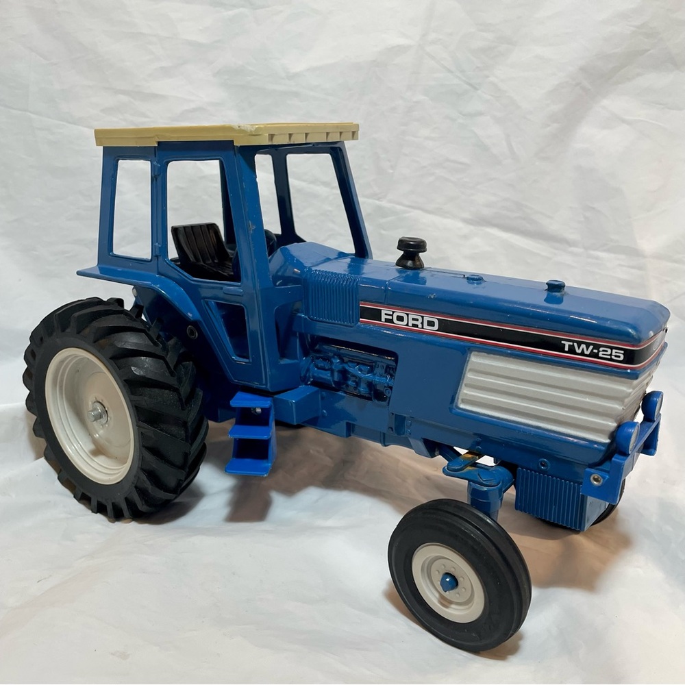 Scale Models Diecast 1/16 Ford TW-25 Cab Tractor 1989